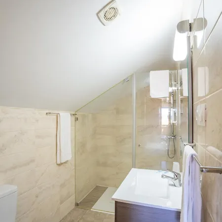 Pensao Avenida Bed & Breakfast 3*